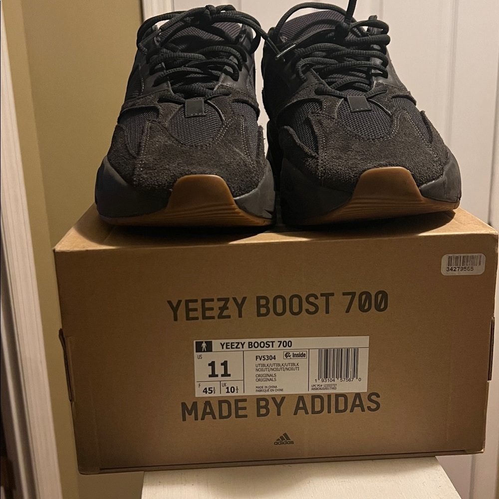 Yeezy 700 Wave runners like new!